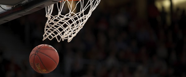 NBA总决赛赛场 - 球员飞跃扣篮瞬间，观众热烈欢呼